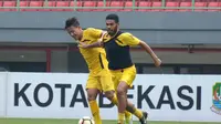 Vendry Mofu dkk. bakal tampil habis-habisan pada laga kontra Perseru di Stadion H. Agus Salim, Padang, Sabtu (28/10/2017). (Bola.com/Arya Sikumbang)