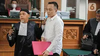 Terdakwa kasus dugaan pembunuhan berencana Brigadir Yosua, Ricky Rizal usai menjalani sidang lanjutan di PN Jakarta Selatan, Jakarta, Selasa (24/1/2023). Ricky Rizal mengungkapkan penyesalannya itu dalam pledoi atau nota pembelaan yang dibacakannya hari ini, Selasa, 24 Januari 2023 di Pengadilan Negeri Jakarta Selatan. (Liputan6.com/Faizal Fanani)