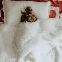 Banyak sekali orang yang takut untuk tidak melakukan tidur siang di tengah-tengah perkerjaannya pada saat istirahat, padahal selama tepat, tidur siang memiliki manfaat tersendiri. (Foto: Unsplash.com/ Kelly Sikkema)