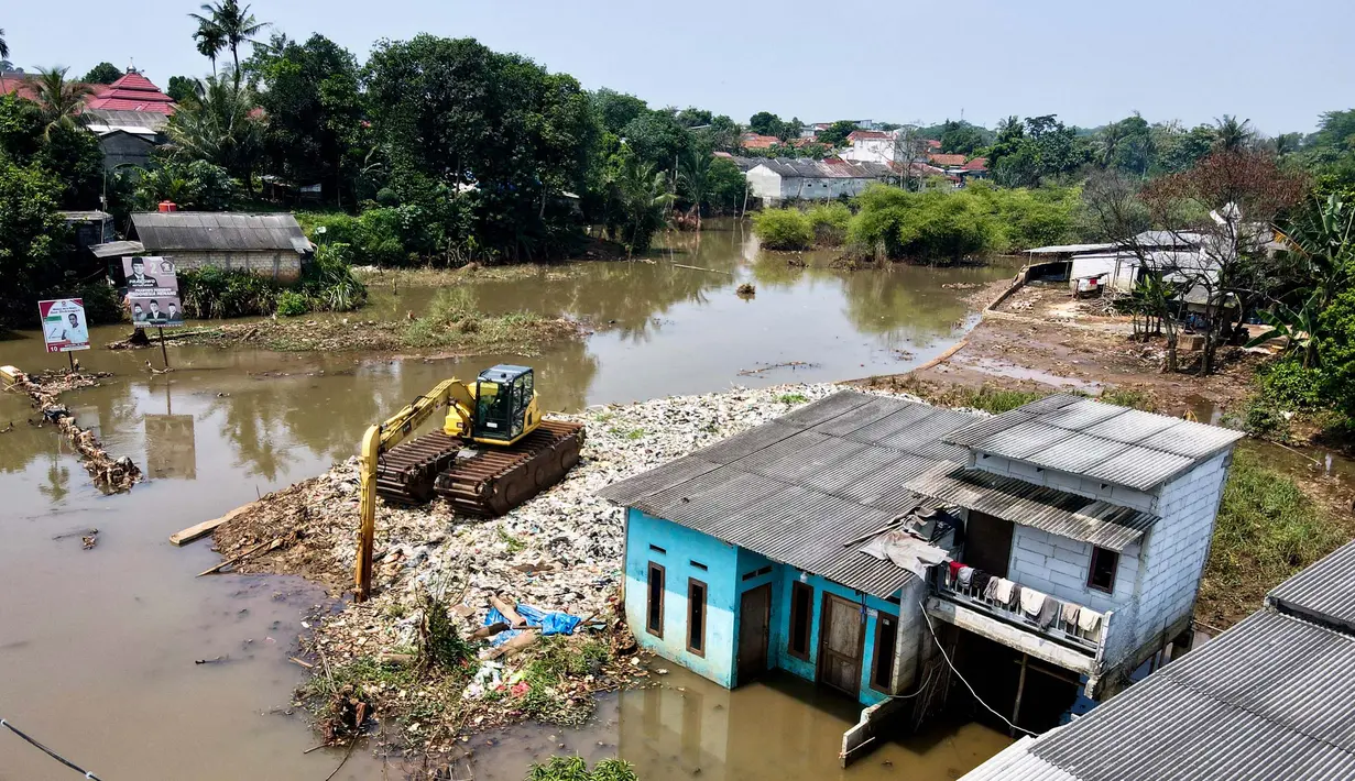 Air luapan Kali Pesanggrahan merendam pemukiman warga di Kampung Bulak, Cipayung, Jawa Barat. (BAY ISMOYO/AFP)
