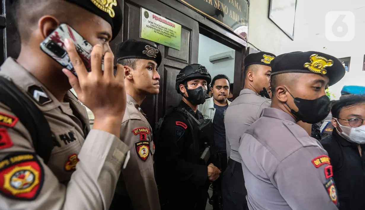 Petugas kepolisian berjaga saat sidang vonis kasus pembunuhan Brigadir Yosua Hutabarat dengan terdakwa  Richard Eliezer Pudihang Lumiu di Pengadilan Negeri Jakarta Selatan, Rabu (15/2/2023). Sebelumnya Richard Eliezer Pudihang Lumiu di Tuntut 12 Tahun Penjara oleh Jaksa Penuntut Umum (JPU). (Liputan6.com/Johan Tallo)