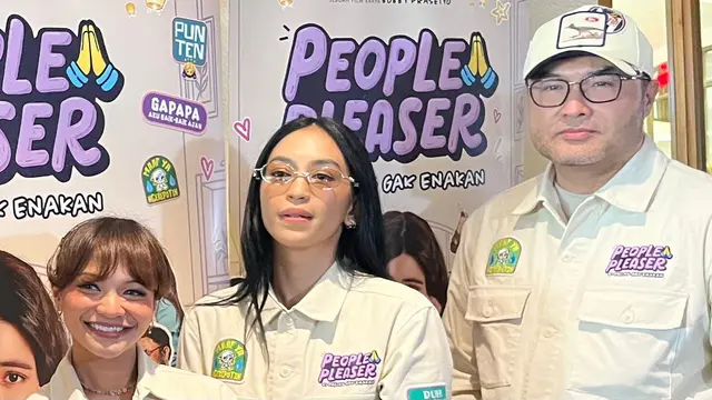 Taskya Namya (tengah) dalam konferensi pers trailer dan poster film People Pleaser yang digelar di Jakarta, (12/10/2026). (Liputan6.com/Afradhiya N. R)