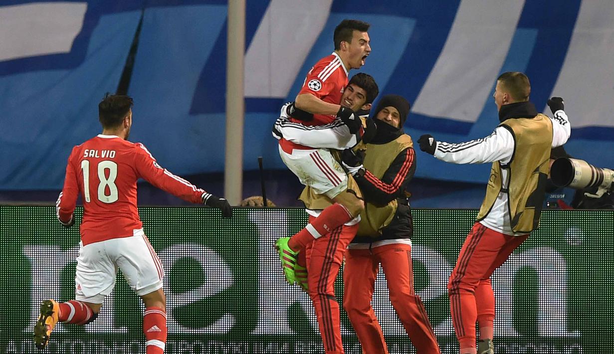 Pemain Benfica, Nicolas Gaitan (tengah) merayakan golnya ke gawang FC Zenit  pada leg kedua 16 besar Liga Champions di Stadion Petrovsky, St. Petersburg, Kamis (10/3/2016) dini hari WIB.  (AFP/Kirill Kudryavtsev)