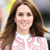 Gaya kasual Kate Middleton ini cocok untuk berbagai kesempatan dan bisa kamu coba. (Image: marieclaire.co.uk)