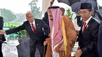 Netizen Puji Foto Jokowi Hujan-hujanan Payungi Raja Salman