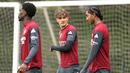 Pemain Arsenal, Max Dowman (tengah) dan rekan-rekan setimnya jelang leg kedua semifinal Liga Champions melawan Atletico Madrid di Emirates Stadium, London, Rabu (6/5/2026) dini hari WIB. (AP Photo/Steven Paston)