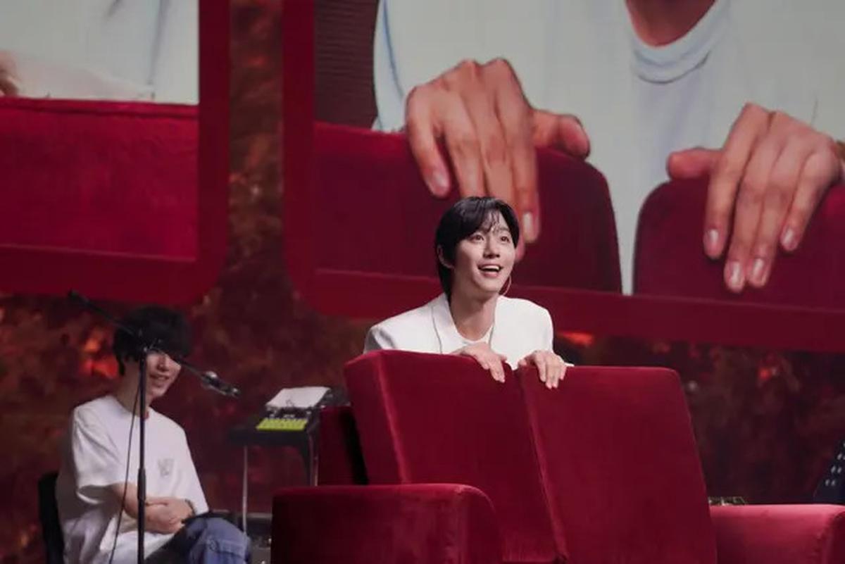 Ahn Hyo Seop Pakai Batik Dalam Fanmeeting di Jakarta, Disambut Sorak-Sorai Penggemar