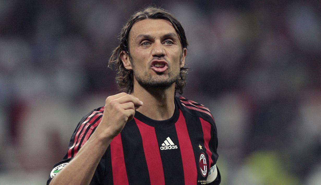 Paolo Maldini (AC Milan) - Maldini memulai kiprah sepak bola dari akademi AC Milan pada 1978-1985. Ia menghabiskan karier sepak bolanya bersama AC Milan dari periode 1984-2019. (AFP/Emilio Andreoli)