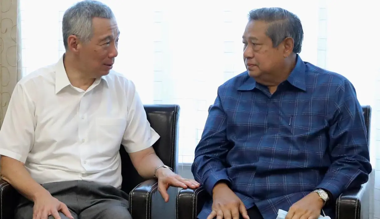 PM Singapura, Lee Hsien Loong berbincang dengan Presiden ke enam RI, Susilo Bambang Yudhoyono saat rombongan menjenguk Ani Yudhoyono yang tengah dirawat intensif di National University Hospital, Singapura, Jumat (15/2). (Liputan6.com/HO/Anung Anandito)