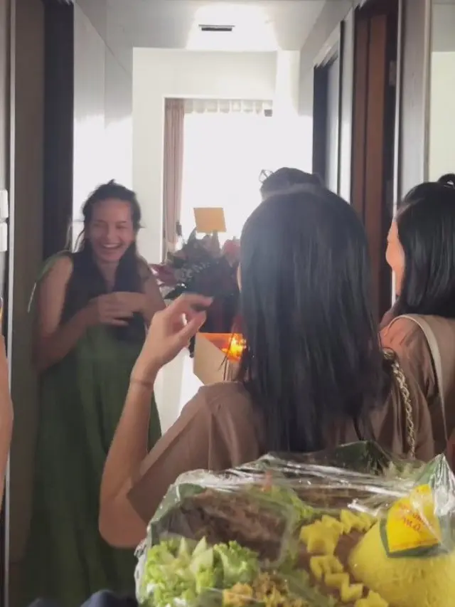 7 Potret Kejutan Ultah Enzy Storia dari Sahabat, Seru Pakai Kaos Gambar Kentang