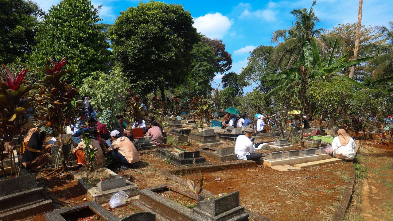 FOTO: Tradisi Ziarah Kubur Usai Shalat  Idul Fitri