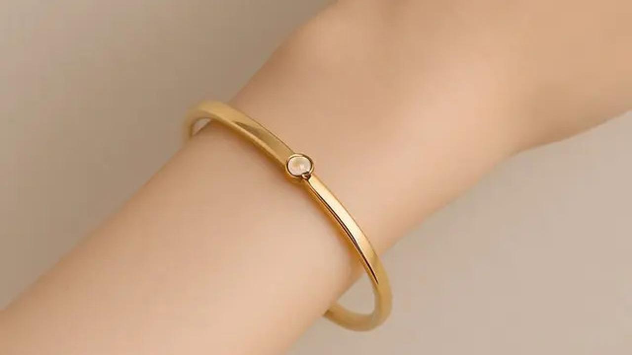 10 Model Gelang Emas Bangle Kekinian 2025 untuk Tangan Kecil, Tampil Elegan dan Modis