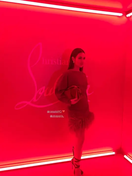 Raisa tampil menyala dengan busana serba merah saat hadiri show Christian Louboutin [@raisa6690]