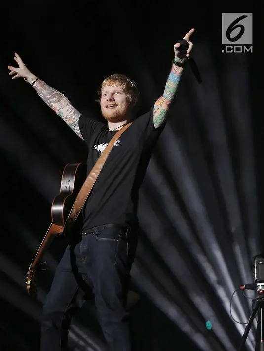Penampilan Ed Sheeran dalam konser Divide World Tour 2019 di Stadion Utama Gelora Bung Karno, Jakarta Pusat (3/5/2019). Penyanyi asal Inggris itu mengaku senang bisa hadir di tengah-tengah penggemarnya di Indonesia. (Fimela.com/Bambang E. Ros)
