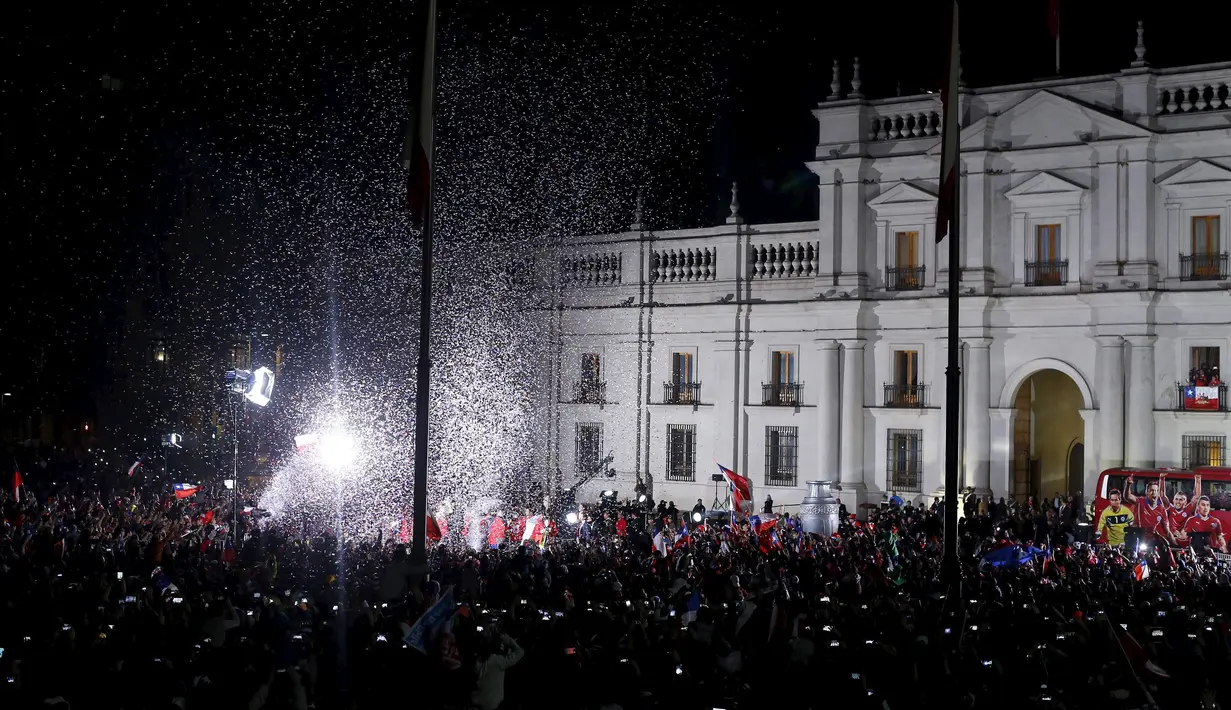 Suasana pesta di depan Istana Presiden Cile. (Reuters)