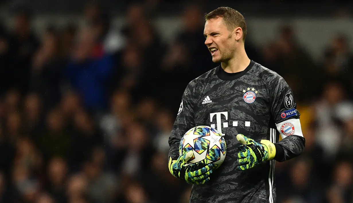 1. Manuel Neuer - Manuel Neuer tampil mengagumkan bersama Bayern Munchen di kompetisi Liga Champions. Kiper berusia 34 tahun ini memiliki rekor 33 clean sheets dan meraih penghargaan Kiper Terbaik Dunia IFHHS serta kiper terbaik versi UEFA. (AFP/Glyn Kirk/IKIMAGES)