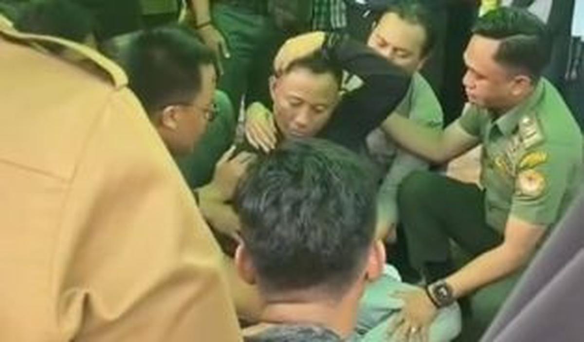 "Bapaknya baru tau krna beliau polisi hutan dan saat kejadian beliau sdg bertugas d hutan dmn sudah tdk ada sinyal dan saat itu satelit untuk penghubung HT sudah terputus," tulis keterangan dalam video viral tersebut.