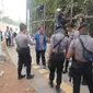 Menteri Sofyan Djalil terdampak penutupan jalan di sekitar Gedung DPR, Senayan, Jakarta, Rabu (25/9/2019). Dia pun terpaksa berjalan kaki menuju ke Gedung DPR. (Radityo Priyasmoro/Liputan6.com)