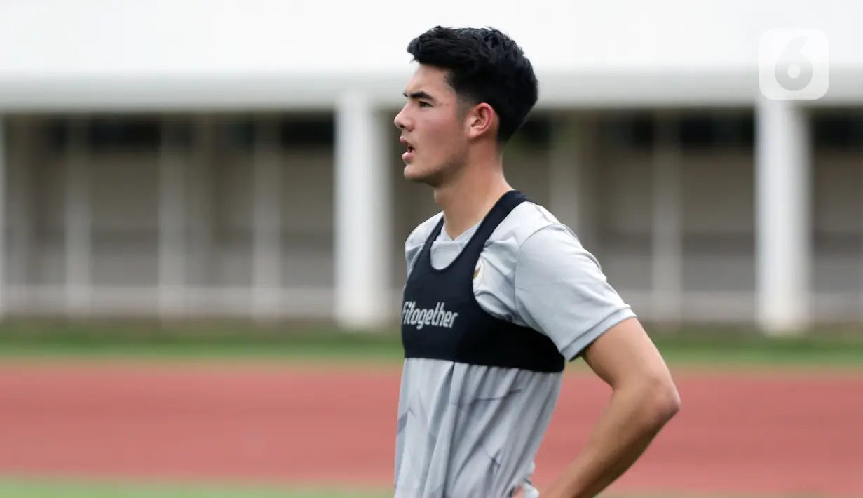Pesepakbola Elkan Baggott saat latihan bersama Timnas Indonesia di Lapangan Stadion Madya, Kompleks GBK, Jakarta, Rabu (10/11/2021). Timnas Indonesia akan melaksanakan pemusatan latihan dan dua laga uji coba di Turki sebagai persiapan menghadapi Piala AFF 2020. (Liputan6.com/Helmi Fithriansyah)