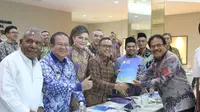 Ketua Umum Apkasi Abdullah Azwar Anas menyerahkan rekomendasi tertulis Apkasi kepada Menteri ATR/BPN, Sofyan A. Djalil di Aula PTSP Kantor Kementerian ATR/BPN di Jakarta, Selasa (11/02/2020). (Istimewa)