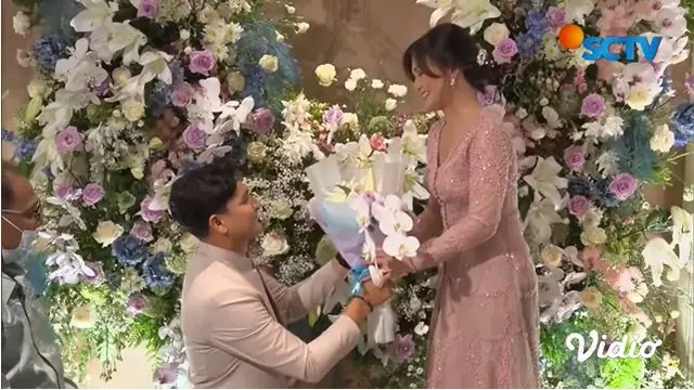 6 Potret Lamaran Masayu Clara dan Qausar Harta, Beri Vespa Klasik Buat Seserahan