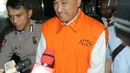 Anggota Komisi VIII DPR Fraksi Golkar, Markus Nari memakai rompi tahanan usai menjalani pemeriksaan di gedung KPK, Jakarta, Senin (1/4). KPK menetapkan Markus Nari sebagai tersangka kasus dugaan korupsi proyek e-KTP pada Juli 2017 lalu. (merdeka.com/Dwi Narwoko)