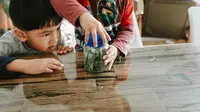 Ilustrasi mengajari anak mengenal keuangan (Foto: Kris Len/Unsplash)