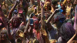 Peserta Festival Holi melakukan swafoto saat mengikuti festival di Santa Coloma de Gramenet, Spanyol, Minggu (28/5). Festival yang menjadi salah satu tradisi di India ini, kini menjadi trend di sejumlah negara. (AP Photo / Manu Fernandez)