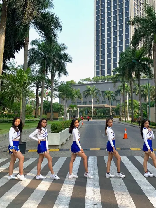 Melihat unggahan tersebut netizen langsung salfok dengan rambut panjang Fuji saat itu. [Instagram/fuji_an]