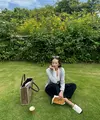 Liburan ke Bali selalu jadi momen yang pas untuk tampil santai namun tetap stylish, dan itulah yang ditunjukkan oleh Enzy Storia. [@enzystoria].