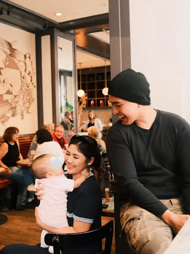 Potret Erina Gudono Momong Anak dengan Gaya Kasual, Terlihat Stylish Andalkan Bando Prada Rp7Jutaan