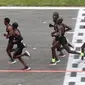 Sejumlah atlet bersaing dalam lari maraton di bawah 2 jam pada event Breaking2 di Sirkuit Monza, Italia, Sabtu (6/5). Mereka berlari dalam project Breaking2 yang diselenggarakan Nike untuk memecahkan batas waktu lari jarak jauh. (AP Photo/Luca Bruno)