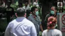 Sejumlah karyawan menggunakan masker saat beraktifitas di luar kantor di Jakarta, Senin (2/3/2020). Usai diumukan Presiden Jokowi bahwa ada 2 WNI yang terkena virus corona, banyak para pekerja menggunakan masker saat beraktifitas. (Liputan6.com/Faizal Fanani)