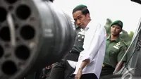Presiden Jokowi melihat persenjataan yang dimiliki sebuah helikopter di Pameran  Alutsista TNI AD, Jakarta, Rabu (17/12/2014). (LIputan6.com/Faizal Fanani)