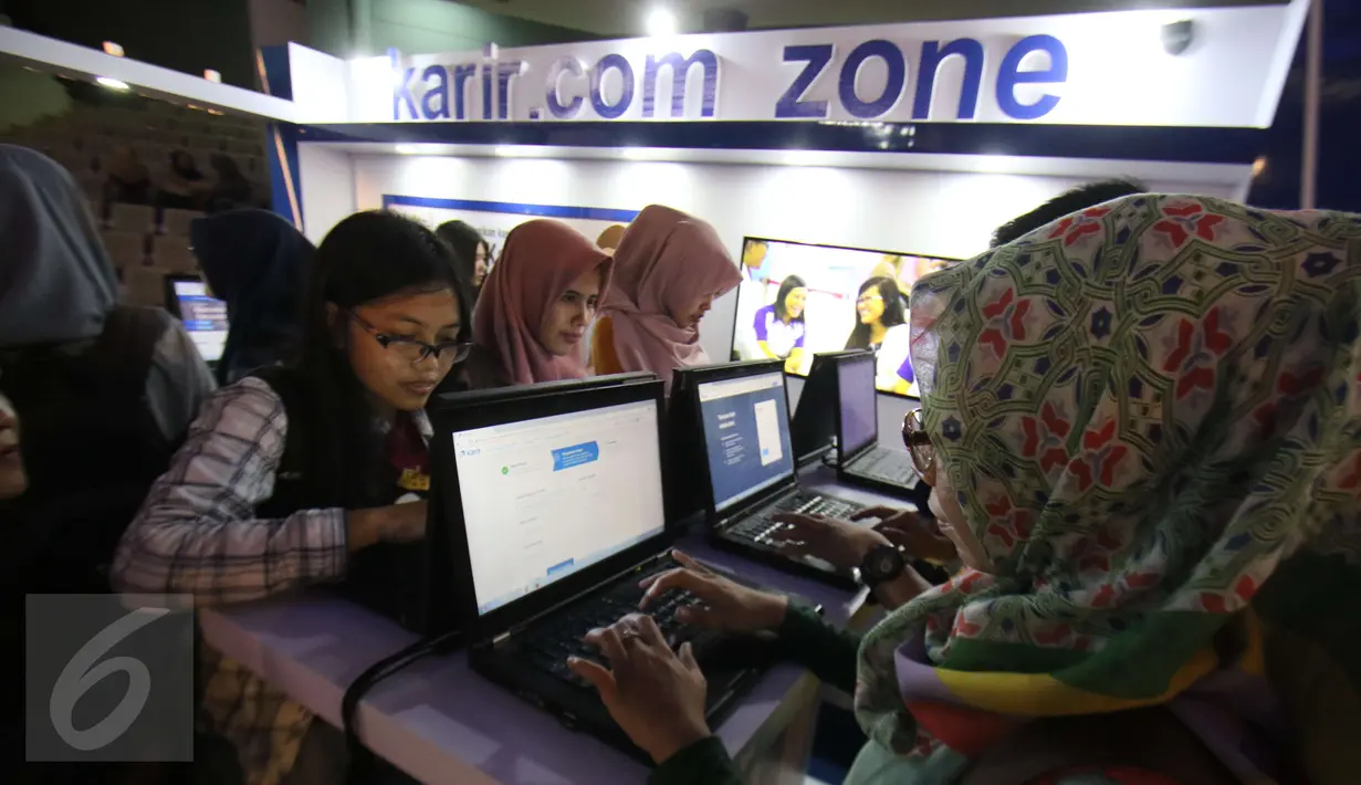 Para peserta EMTEK Goes To Campus (EGTC) 2017 memadati startup booth Karir.com di Graha Cakrawala Universitas Negeri Malang, Jawa Timur, Rabu (3/5). EGTC Malang berlangsung dari 3 hingga 4 Mei 2017. (Liputan6.com/Helmi Afandi)