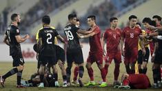 Keributan terjadi di laga Vietnam melawan Indonesia di leg kedua semifinal Piala AFF 2022 yang berlangsung di My Dinh Stadium, Hanoi, Senin (9/1/2023). (AP Photo/Nguyen Manh Quan)
