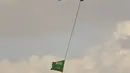 Pasukan militer Saudi menunjukkan kemampuan turun dari atas helikopter dengan bendera Arab Saudi saat mengikuti latihan militer dari Riyadh bagian barat, Arab Saudi (6/4/2016). (REUTERS/Saudi Press Agency)