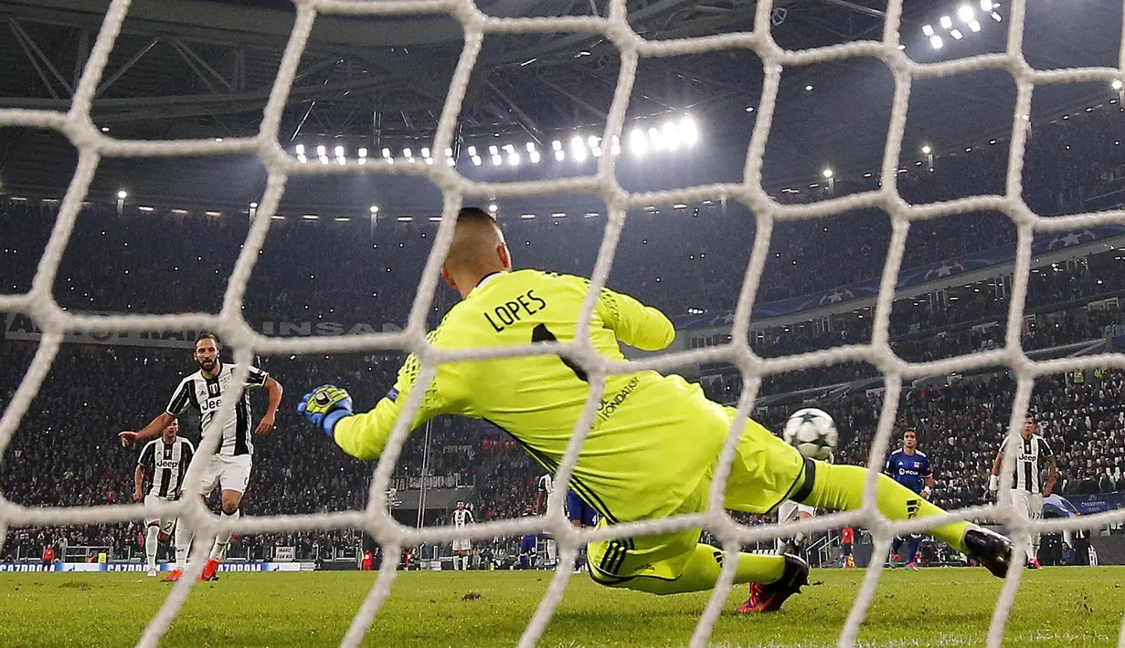 Gonzalo Higuain mecetak gol lewat penalti pada menit ke-13 saat Juventus bersua Lyon pada laga grup H Liga Champions di Juventus stadium, Turin, (2/11/2016). (AFP/Marco Bertorello)