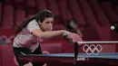 Petenis meja Suriah Hend Zaza mengembalikan pukulan Liu Jia dari Austria selama pertandingan babak penyisihan tunggal tenis meja putri di Olimpiade 2020 di Tokyo, Sabtu (24/7/2021). Hend Zaza, yang baru berusia 12 tahun, menjadi atlet termuda yang tampil di Olimpade Tokyo 2020. (AP Photo/Kin Cheung)