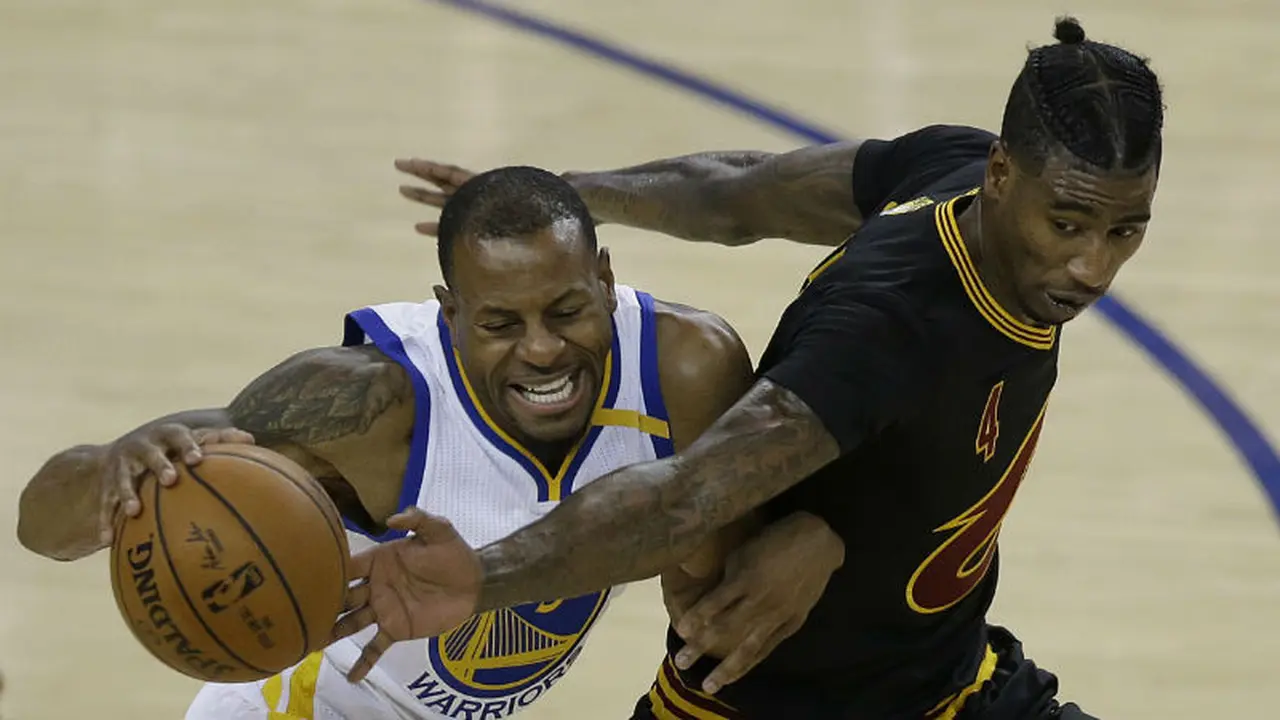 Guard Cleveland Cavaliers, Iman Shumpert (kanan).