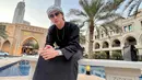 Di Dubai, Verrel mengunggah foto dirinya sempat mengenakan koko hitam dan sorban hitam putih yang dililitkan di kepala agar tampil Religius. (Instagram/bramastavrl)