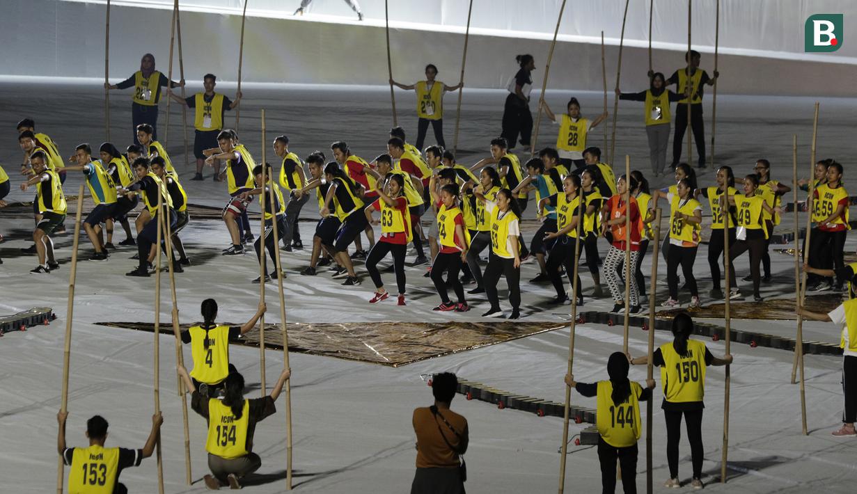 Penari melakukan latihan untuk persiapan tampil pada upacara pembukaan Asian Para Games 2018 di SUGBK, Jakarta, Kamis (27/9/2018). Pembukaan Asian Para Games 2018 akan digelar pada 6 Oktober 2018. (Bola.com/M Iqbal Ichsan)