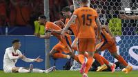 Timnas Belanda mengamankan satu tiket terakhir ke babak semifinal Euro 2024 usai mengalahkan Turki 2-1 pada laga perempatfinal di Olympiastadion, Berlin, Jerman, Minggu (7/7/2024) dini hari WIB. Tim Oranye yang sempat tertinggal sejak menit ke-35 melalui gol Samet Akaydin berhasil combeack dengan mencetak dua gol dalam rentang 6 menit di babak kedua melalui Stefan de Vrij (70') dan gol bunuh diri Mert Muldur (76'). Cody Gakpo dkk akan menghadapi Inggris di babak semifinal (10/7/2024). (AP Photo/Ariel Schalit)