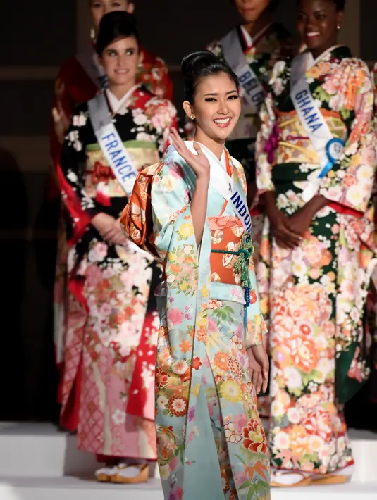 Miss Indonesia, Kevin Lilliana berpose mengenakan baju tradisional Kimono saat konferensi pers Miss International Beauty Pageant di Tokyo (27/10). Final Miss International Beauty Pageant ke-57 diadakan pada 14 November mendatang. (Toshifumi KITAMURA/AFP)