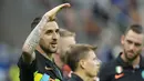 Inter Milan unggul 4-0 di menit ke-54. Lagi-lagi sapuan yang tidak sempurna para pemain belakang Bologna jadi biang keladi dan berhasil dimanfaatkan Matias Vecino untuk merobek gawang Bologna. (AP/Luca Bruno)