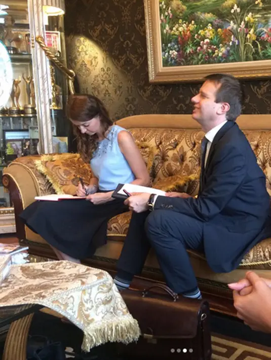 Dalam akun Instagramnya, ibu satu anak itu mengaku telah dua kali diwawancara oleh majalah tersebut. Rasa bangga sebagai anak Indonesia yang selalu percaya diri dengan keterbatasan dan kekurangan. (Instagram/inul.d)