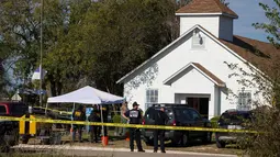 Petugas berjaga di lokasi penembakan massal di Gereja First Baptist, Texas, (5/11). Sekitar 50 orang saat itu menghadiri kebaktian, termasuk anak-anak, yang beberapa di antaranya masuk daftar korban tewas. (Nick Wagner/Austin American-Statesman via AP)