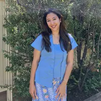 Sherina Munaf kenakan kebaya kutubaru lengan pendek&nbsp;warna biru dipadukan bawahan motif batik warna serupa (instagram/sherinamunaf)