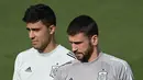 Kiper Spanyol, Unai Simon (kanan) dan gelandang Rodri saa mengikuti sesi latihan di Ciudad del Futbol di Las Rozas dekat Madrid (3/7/2021). Spanyol akan menghadapi Italia pada babak semifinal Euro 2020  di Stadion Wembley, Inggris. (AFP/Javier Soriano)