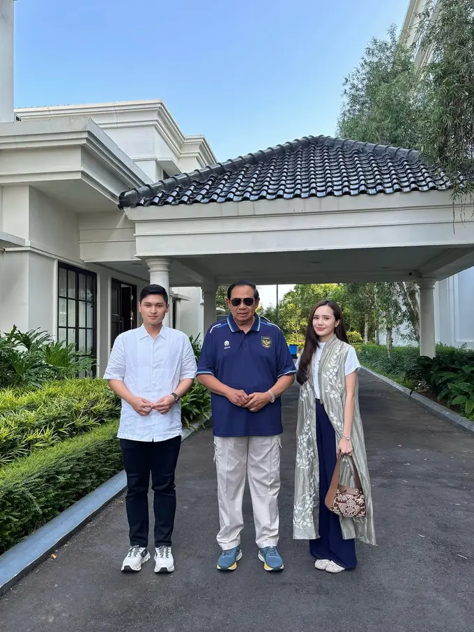 Gaya Casual Lace Beby Tsabina Dampingi Suami Kunjungi SBY ke Pacitan, Ikut Mancing Sampai Melukis